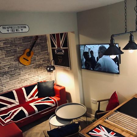 3 Double Bed Brittania Styled Central Home Near Lfc Sleeps 6 With Free Business Super Fast Fibre Broadband Liverpool Eksteriør bilde